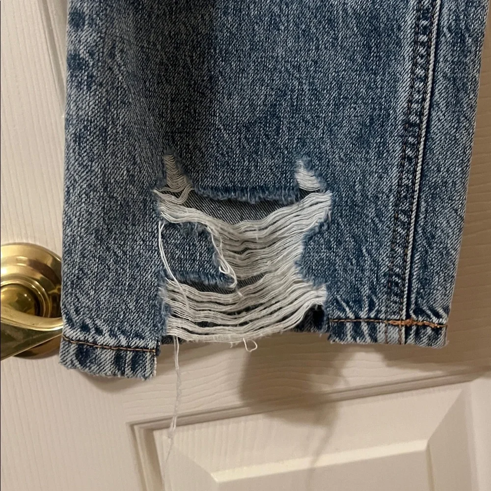 NWOT Junior’s Cropped Straight Leg Distressed Light Wash Jeans Size 5/26 - Picture 2 of 11